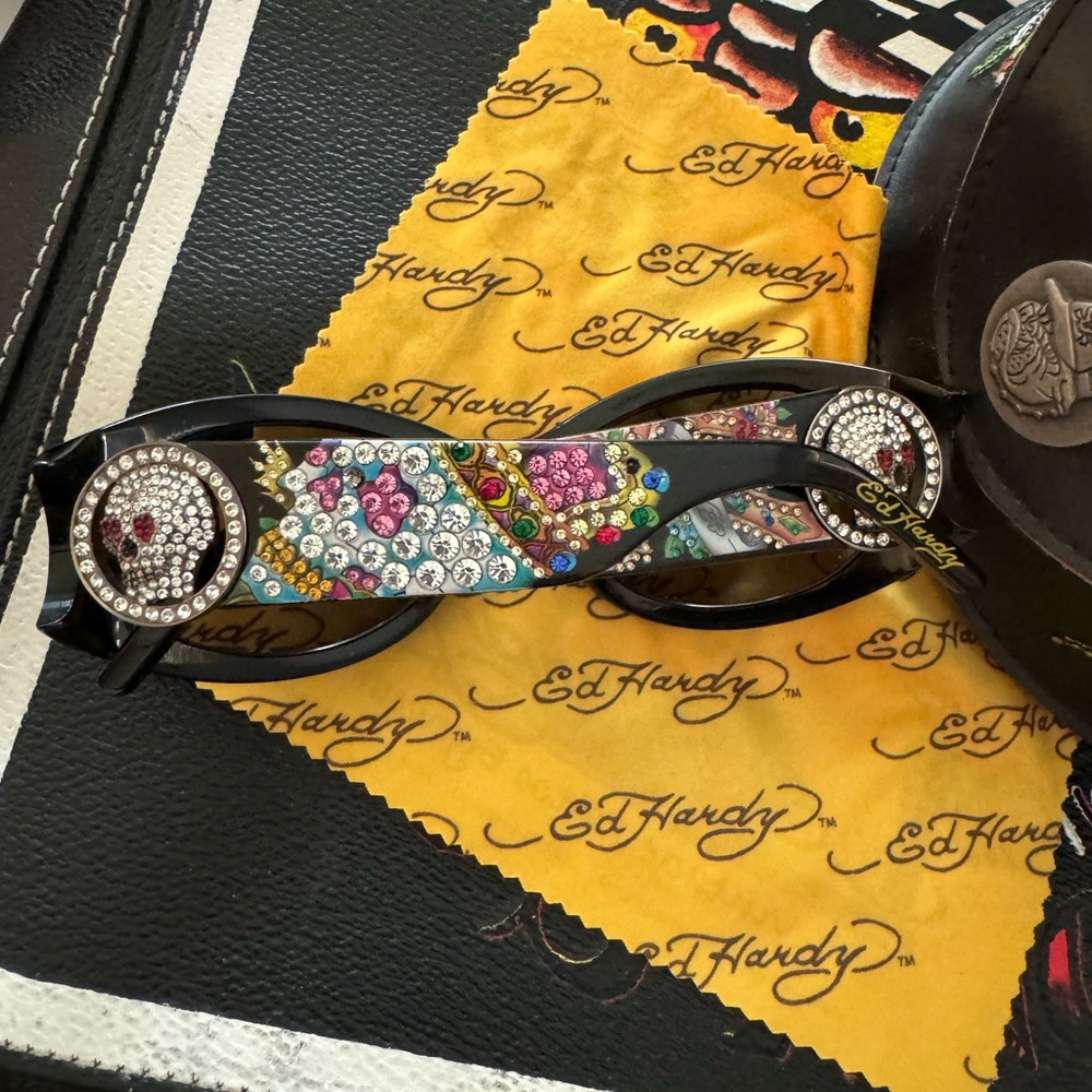 Ed Hardy King sunglasses with case, extra crystals and box